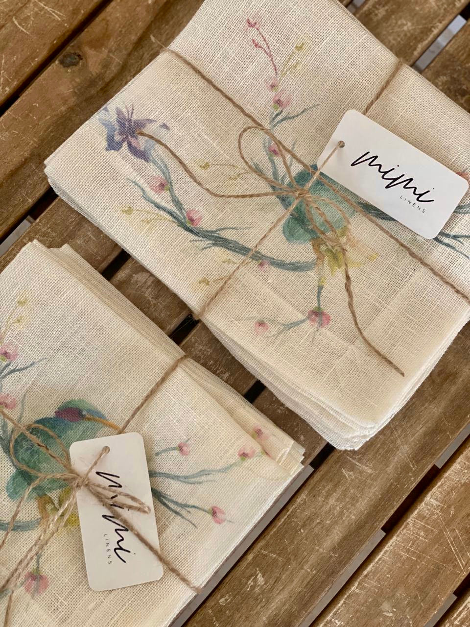 مناديل سفرة مطرزة بطيور ملونة