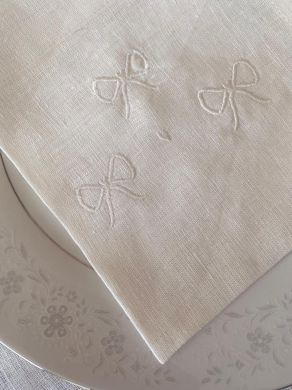 منديل سفرة مطرز بشريطة