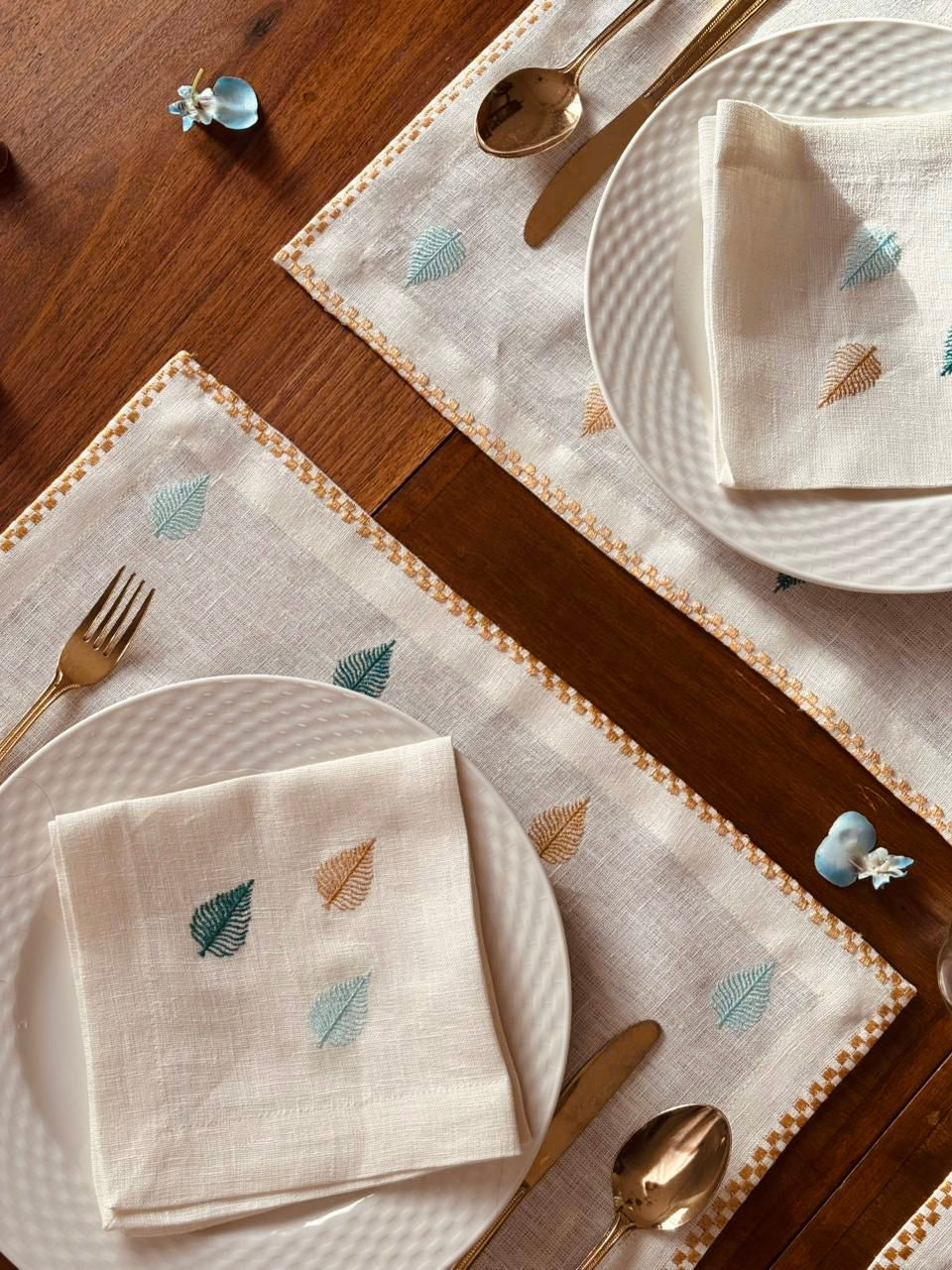 مناديل سفرة مطرزة بورق الشجر البوهو