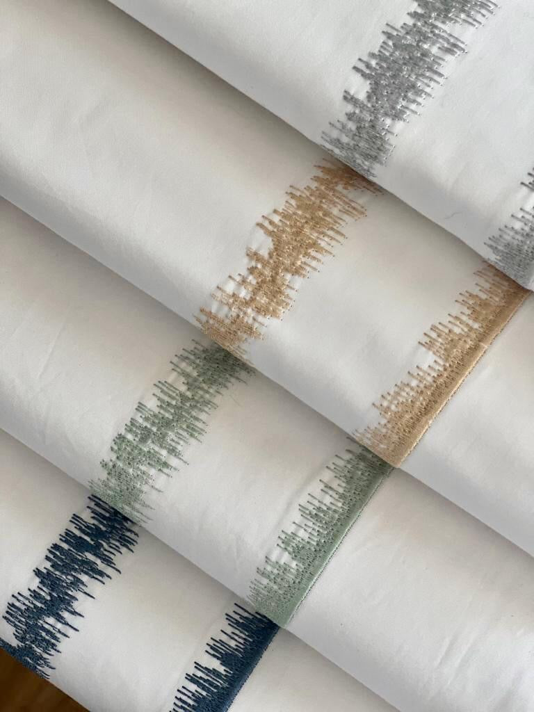 طقم ملاءات سرير مطرزة بخطوط 