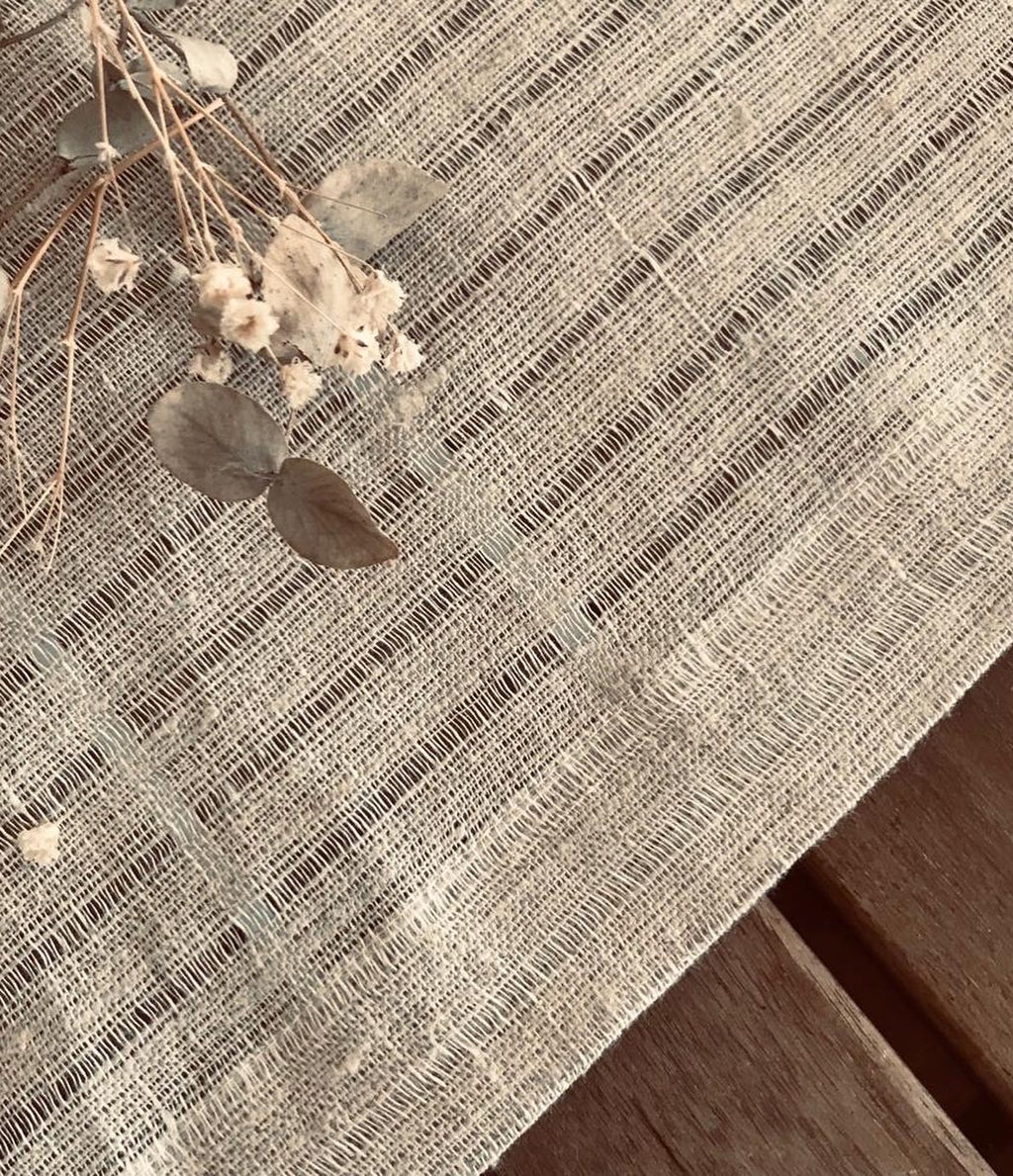 رنر وسط السفرة مطرز بالخطوط