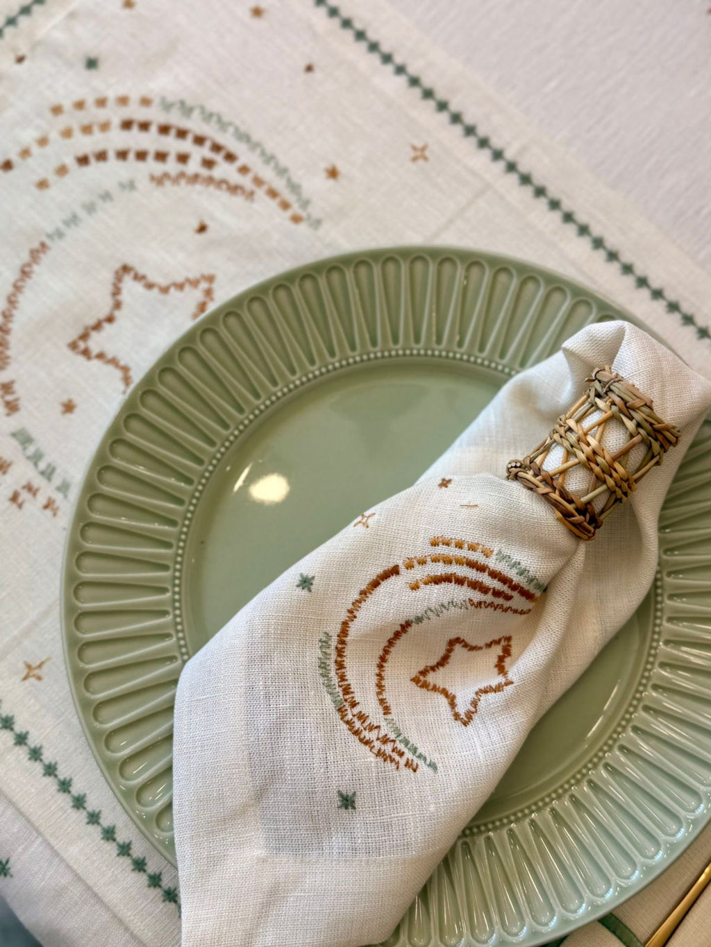 Decorative plate with embroidered napkin and star design on a patterned tablecloth.
ramadan decoration زينة رمضان للبيت
مفرش رمضان 