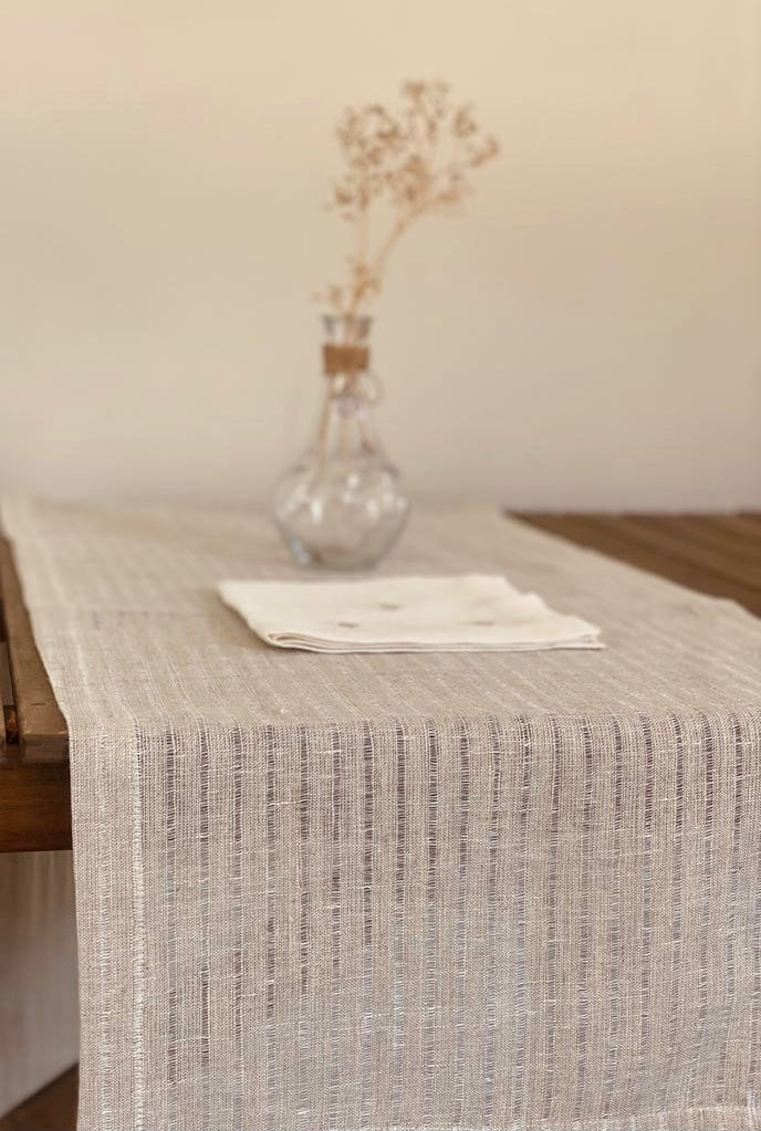 رنر وسط السفرة مطرز بالخطوط