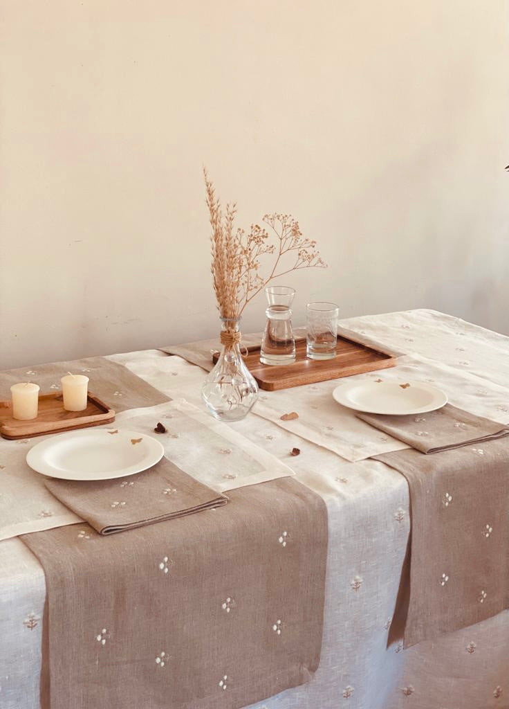 رنر وسط السفرة مطرز بالزهور