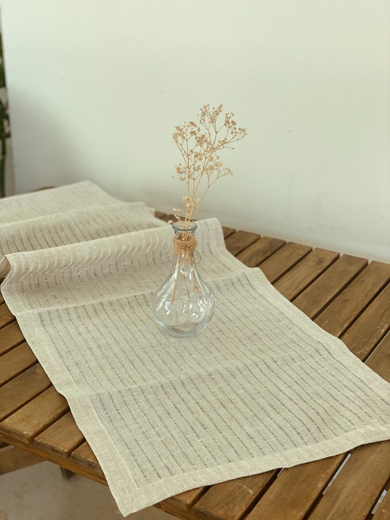 رنر وسط السفرة مطرز بالخطوط