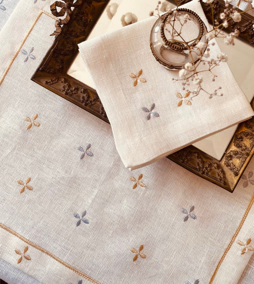 رنر وسط السفرة مطرز بزهرة 