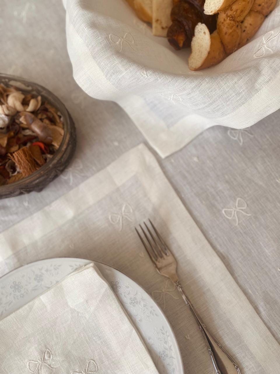 رنر وسط السفرة مطرز بشريطة