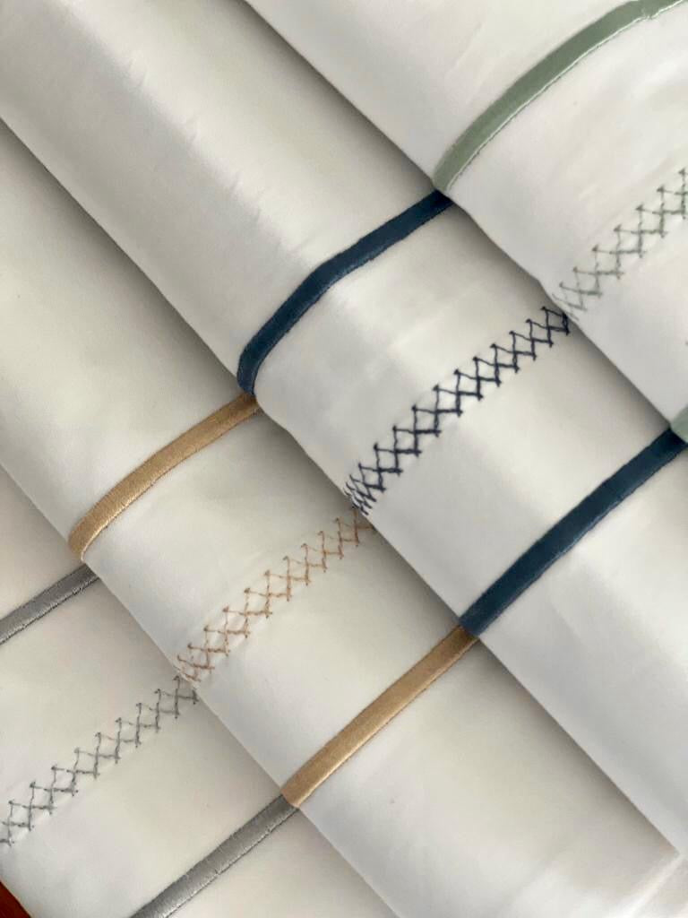 طقم ملاءات سرير مطرز بنقشة الماس 