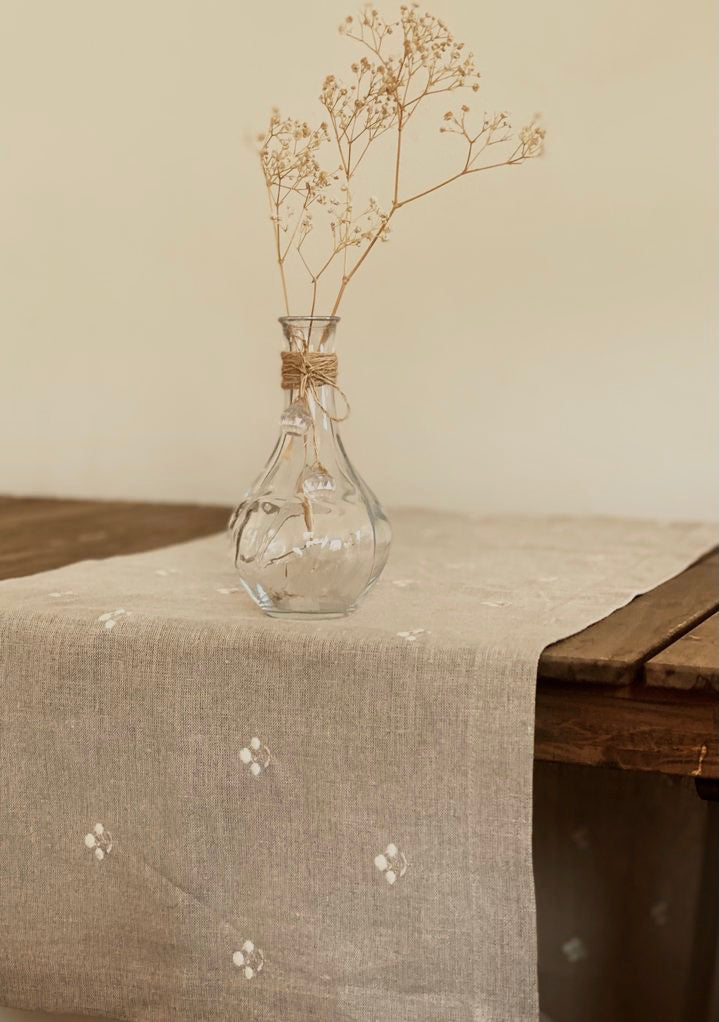 رنر وسط السفرة مطرز بالزهور