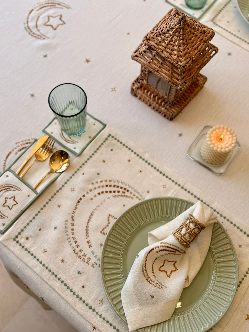Decorative table setting with moon and star patterns on a placemat, green plate, and wicker basket.
ramadan decoration زينة رمضان للبيت
مفرش رمضان 