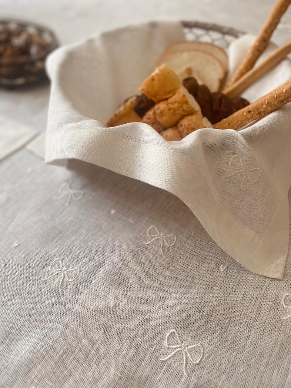 رنر وسط السفرة مطرز بشريطة