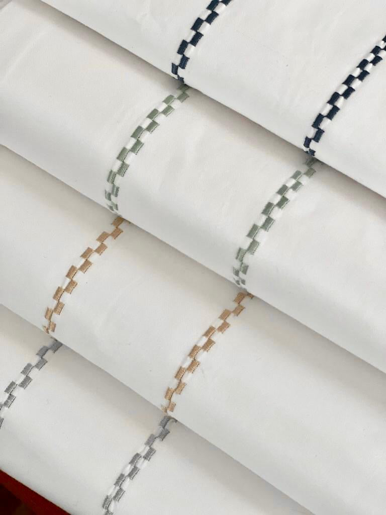 طقم ملاءات سرير مطرزة بنقشة مربعات صغيرة 